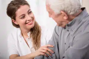 UN TUO FAMILIARE HA PROBLEMI DI UDITO? ECCO COME COMPORTARTI