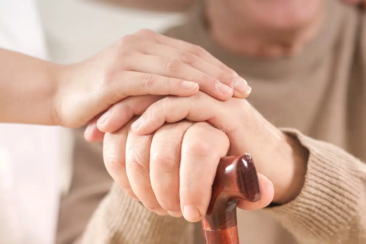 Un Tuo Familiare Ha Problemi Di Udito? Ecco Come Comportarti